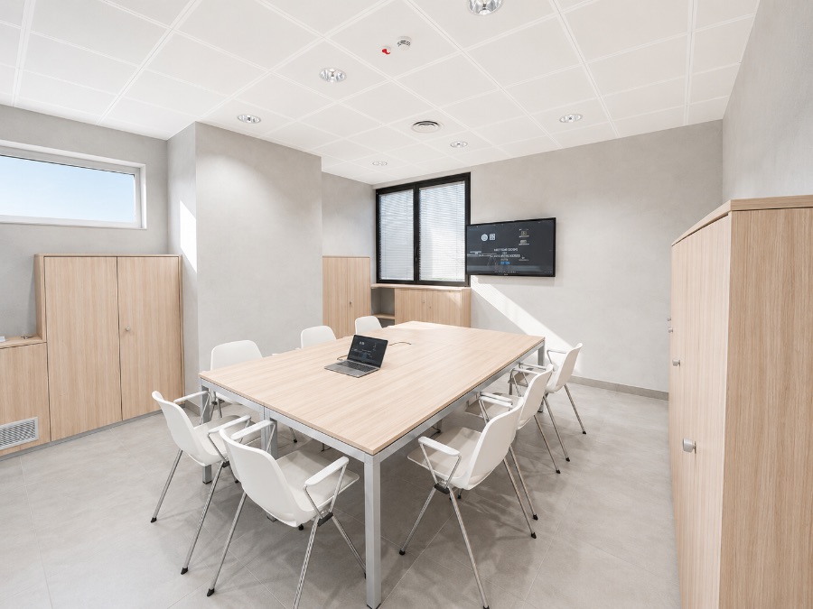 Sala conferenze con tavolo riunioni